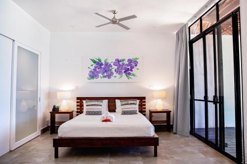 Ένα ή περισσότερα κρεβάτια σε δωμάτιο στο Barrier Beach Resort
