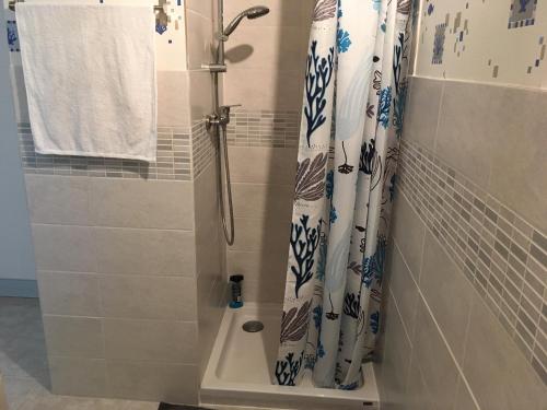 a bathroom with a shower with a shower curtain at Dahlia 107 - zonnig en volledig uitgerust appartement in De Haan