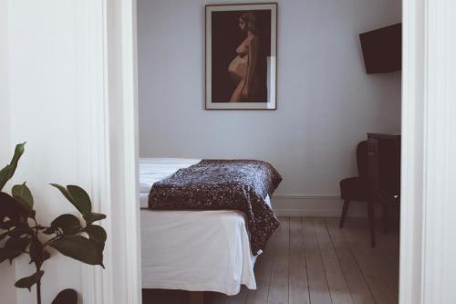 a bedroom with a bed and a picture on the wall at Hotell Villa Borgen in Visby