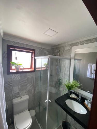 ein Badezimmer mit Dusche, Toilette und Waschbecken in der Unterkunft Taiba Beach Resort 01 Apto 2 quartos in São Gonçalo do Amarante