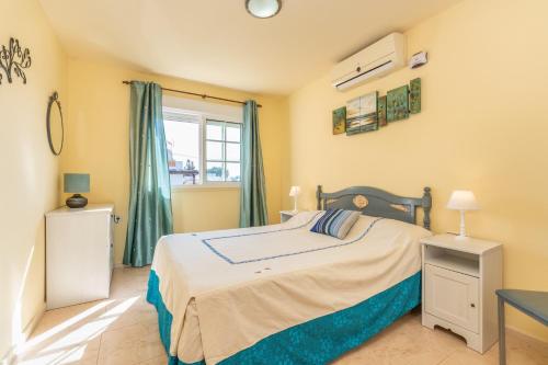 Schlafzimmer mit einem Bett und einem Fenster in der Unterkunft Villa Flor de Lis in Cala en Porter
