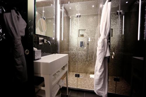 a bathroom with a sink and a shower at Le Malown in Paris
