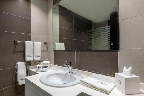 a bathroom with a sink and a mirror at Iris Boutique Granada in Riyadh