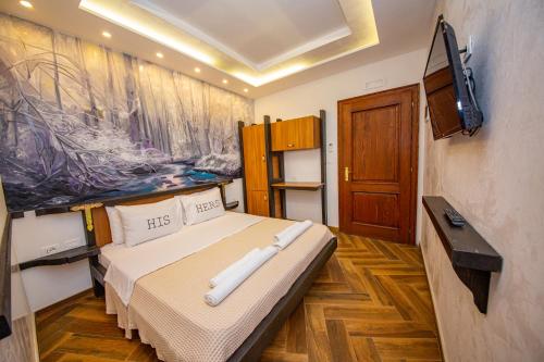Ένα ή περισσότερα κρεβάτια σε δωμάτιο στο Hotel Legjenda