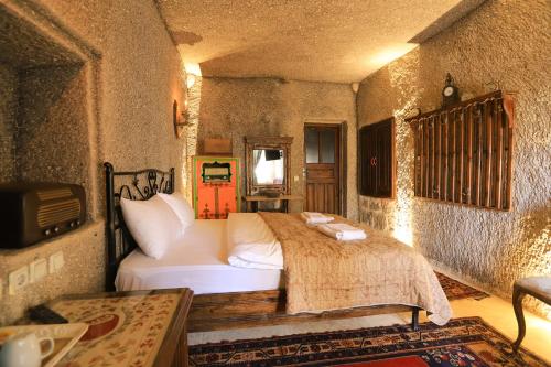 Un dormitorio con una cama grande en una habitación. en Antique Terrace Cave Suites, en Göreme