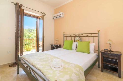 - une chambre avec un lit et un balcon dans l'établissement Elegance Villas, à Argassi
