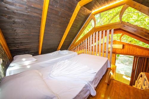 Ένα ή περισσότερα κρεβάτια σε δωμάτιο στο Hotel Legjenda
