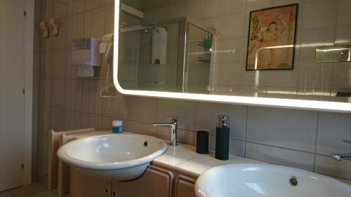 un bagno con lavandino e specchio di LaMoka Verona a Verona