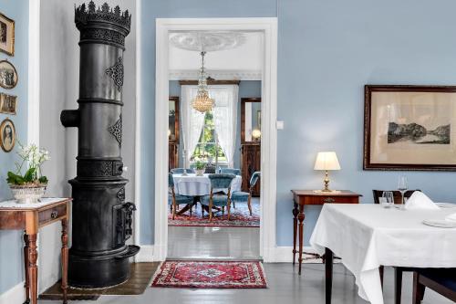 a living room with a dining room with a table at Boen Gård in Kristiansand