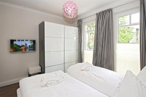 キュールングスボルンにあるVilla-Sophia-Wohnung-102-9736のベッドルーム1室(白いベッド2台、窓付)
