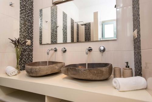 zwei Waschbecken auf einer Theke im Bad in der Unterkunft Villa Galliki in Kamilari