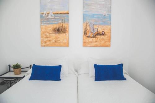 מיטה או מיטות בחדר ב-Ático 3hab. en Fuengirola cerca de la playa