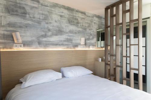 1 dormitorio con 1 cama con 2 almohadas en Holidaypark Klein Strand, en Jabbeke