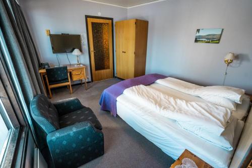 Giường trong phòng chung tại Innvik Fjordhotell