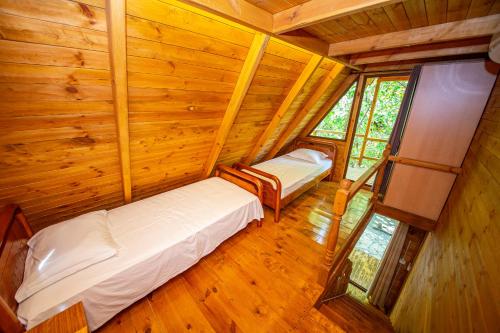 Ένα ή περισσότερα κρεβάτια σε δωμάτιο στο Hotel Legjenda