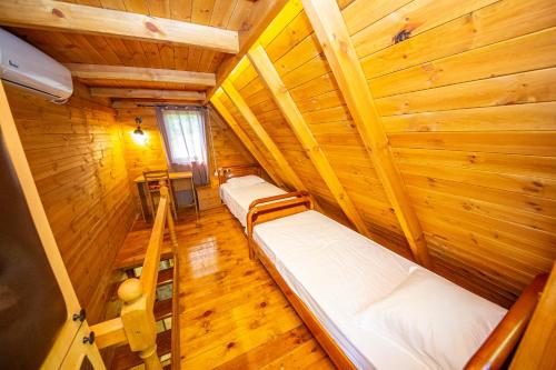 Ένα ή περισσότερα κρεβάτια σε δωμάτιο στο Hotel Legjenda