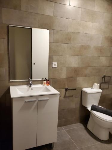 Bilik mandi di Small and Cozy Rooms - G