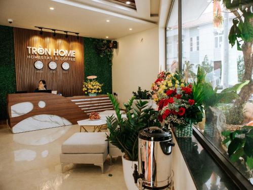 una floristería con una cama y flores en una tienda en Tròn Home, en Quảng Ngãi