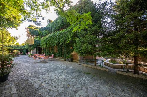 Κήπος έξω από το Hotel Legjenda