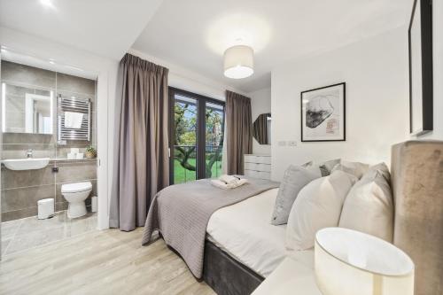 Kylpyhuone majoituspaikassa Executive Apartments in Bermondsey FREE WIFI & AIRCON by City Stay Aparts London