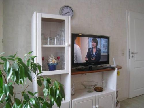 een tv in een witte kast met een televisie erin bij Gästehaus Hoferichter, Whg 1 in Wyk auf Föhr