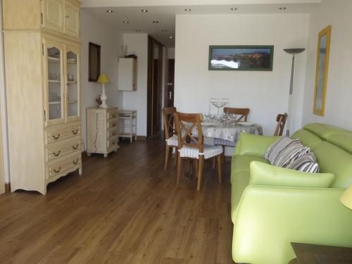 sala de estar con sofá verde y mesa en Apartment Hameau de Provence by Interhome, en Bandol