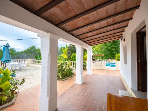 een extern uitzicht op een huis met een patio bij Holiday Home Can Toni Mari by Interhome in Sant Carles de Peralta