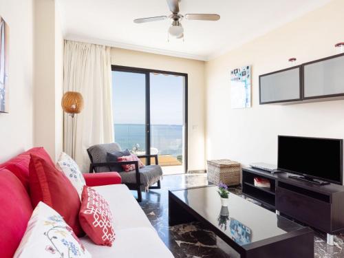 ein Wohnzimmer mit einem Sofa und einem TV in der Unterkunft Apartment Buenavista by Interhome in Acantilado de los Gigantes