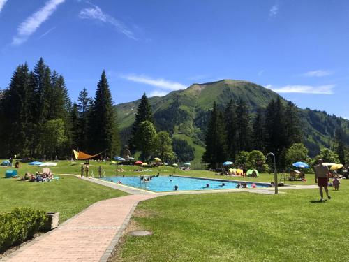 Bazén v ubytovaní Alpenhaus Bichlbach alebo v jeho blízkosti