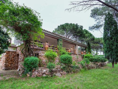a stone house with plants on the side of it at Holiday Home Hermine by Interhome in Sant Martí d’Empúries
