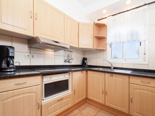 Η κουζίνα ή μικρή κουζίνα στο Apartment La Tuna 6 by Interhome