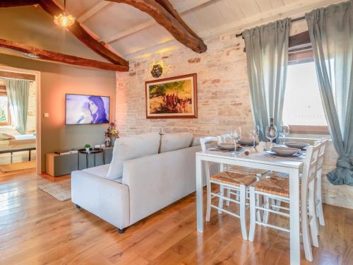 uma sala de estar com um sofá branco e uma mesa em Apartment Botra Maria - ROJ458 by Interhome em Sveti Petar u Šumi