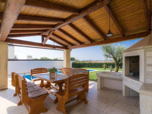 Patio alebo iná vonkajšia časť ubytovania Holiday Home Juste & Roza by Interhome