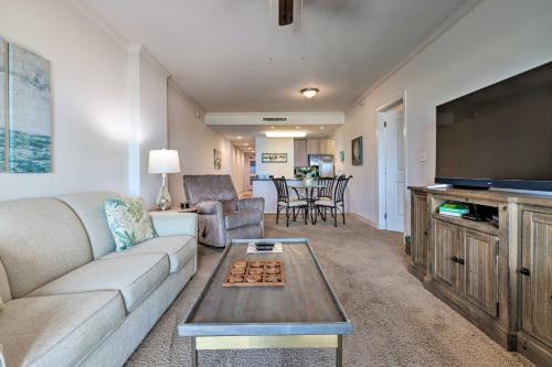 TV a/nebo společenská místnost v ubytování Sunny Beachfront Biloxi Condo with Resort Amenities!