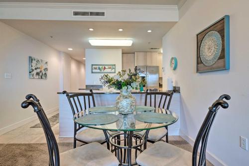 Posezení v ubytování Sunny Beachfront Biloxi Condo with Resort Amenities!