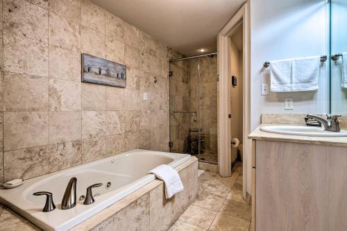 Bathroom sa Sunny Beachfront Biloxi Condo with Resort Amenities!