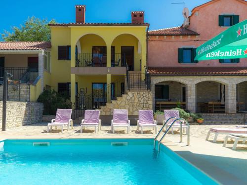 Bazén v ubytování Holiday Home Gracije by Interhome nebo v jeho okolí