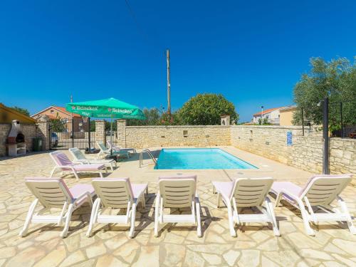Bazén v ubytování Holiday Home Gracije by Interhome nebo v jeho okolí