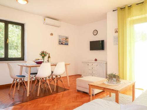 Televízia a/alebo spoločenská miestnosť v ubytovaní Apartment Novak-2 by Interhome