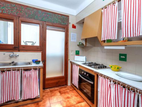 リャンサにあるApartment Sant Carles by Interhomeのキッチン カウンターの赤と白のストライプタオル