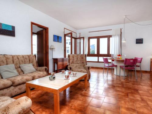 ein Wohnzimmer mit einem Sofa und einem Tisch in der Unterkunft Apartment Sant Carles by Interhome in Llança