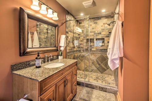 La salle de bains est pourvue d'un lavabo et d'une douche. dans l'établissement Wintergreen Resort Cabin 1 Mi to Golf Course!, à Mount Torry Furnace