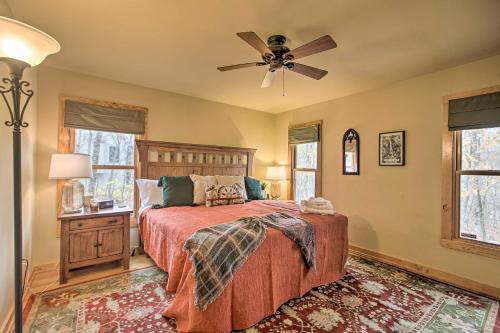 - une chambre avec un lit et un ventilateur de plafond dans l'établissement Wintergreen Resort Cabin 1 Mi to Golf Course!, à Mount Torry Furnace