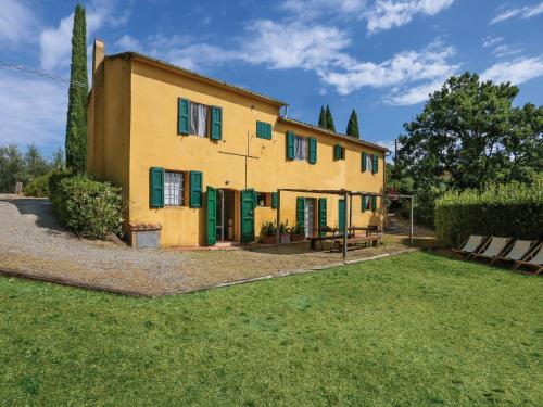 une grande maison jaune avec volets verts dans l'établissement Holiday Home Favilli - PAA130 by Interhome, à Palaia