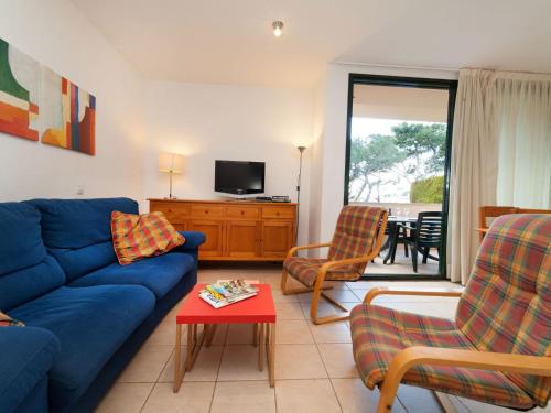 Televízia a/alebo spoločenská miestnosť v ubytovaní Apartment Empuries Beach by Interhome