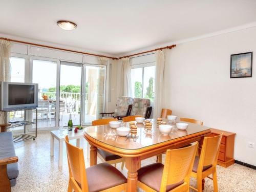 Televízia a/alebo spoločenská miestnosť v ubytovaní Apartment Villa Cordoba-2 by Interhome