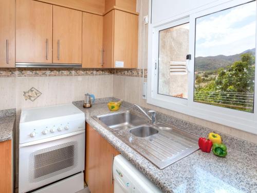 cocina con fregadero y ventana en Apartment Villa Cordoba-2 by Interhome, en Port de la Selva