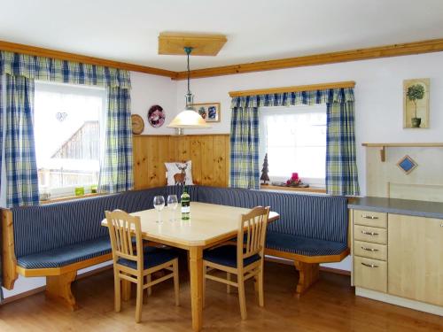una sala da pranzo con tavolo e sedie di Apartment Margit - HAE170 by Interhome a Haus im Ennstal