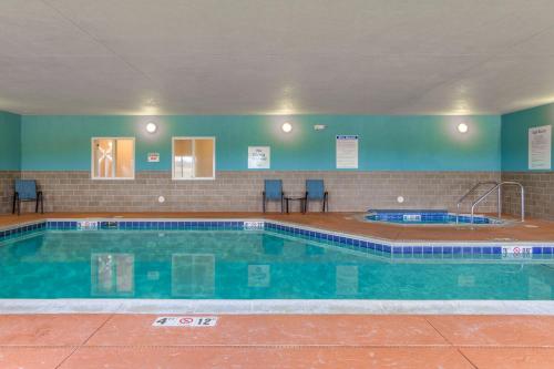 Bazén v ubytování Holiday Inn Express - Albert Lea by IHG nebo v jeho okolí