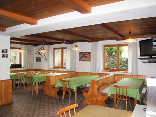 En restaurant eller et spisested på Holiday Home Schwalbenhof - WIL330 by Interhome